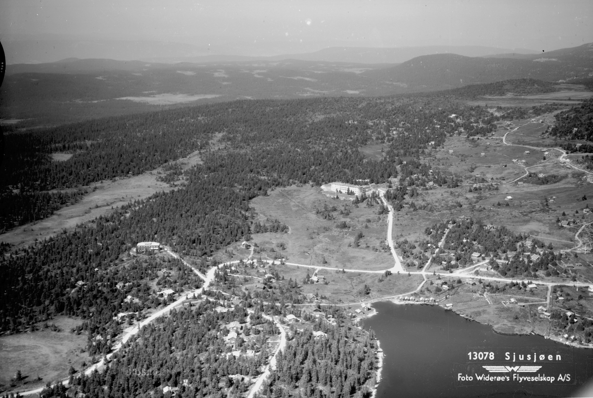Anno Domkirkeodden, Flyfoto av Sjusjøen, Ringsaker og hytteområdet rundt.