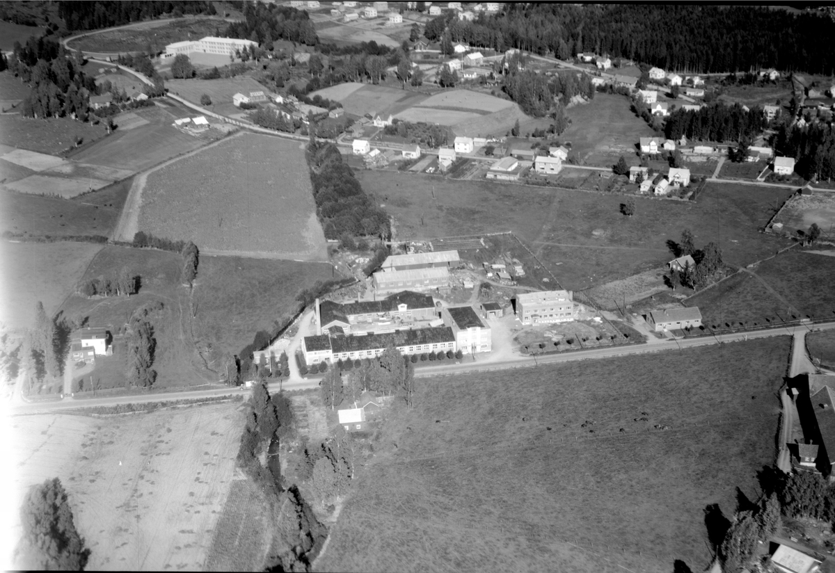 Anno Domkirkeodden, Flyfoto av Nora Fabrikker, Brumunddal. Fagerlund skole opp til venstre.