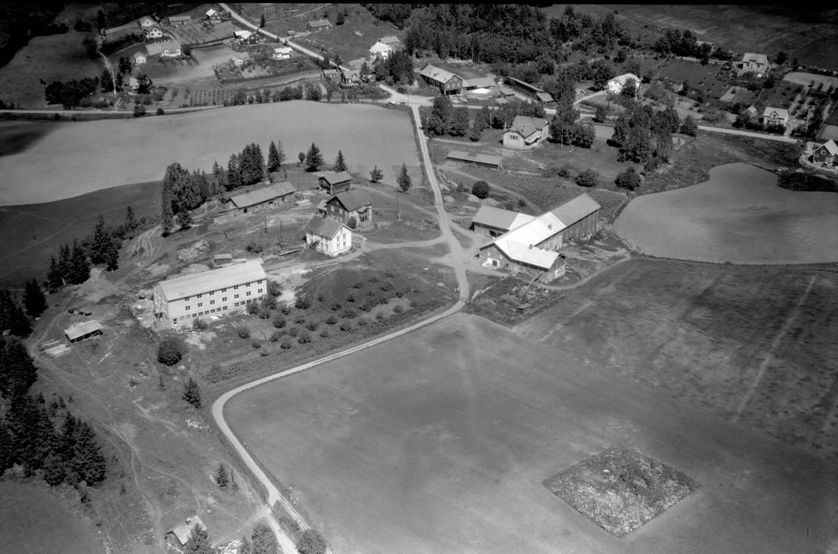 Anno Domkirkeodden, Flyfoto, gardsbruk, pleiehjem, Gårum, Nes, Hedmark, Nes Frørenseri ved vegkrysset..