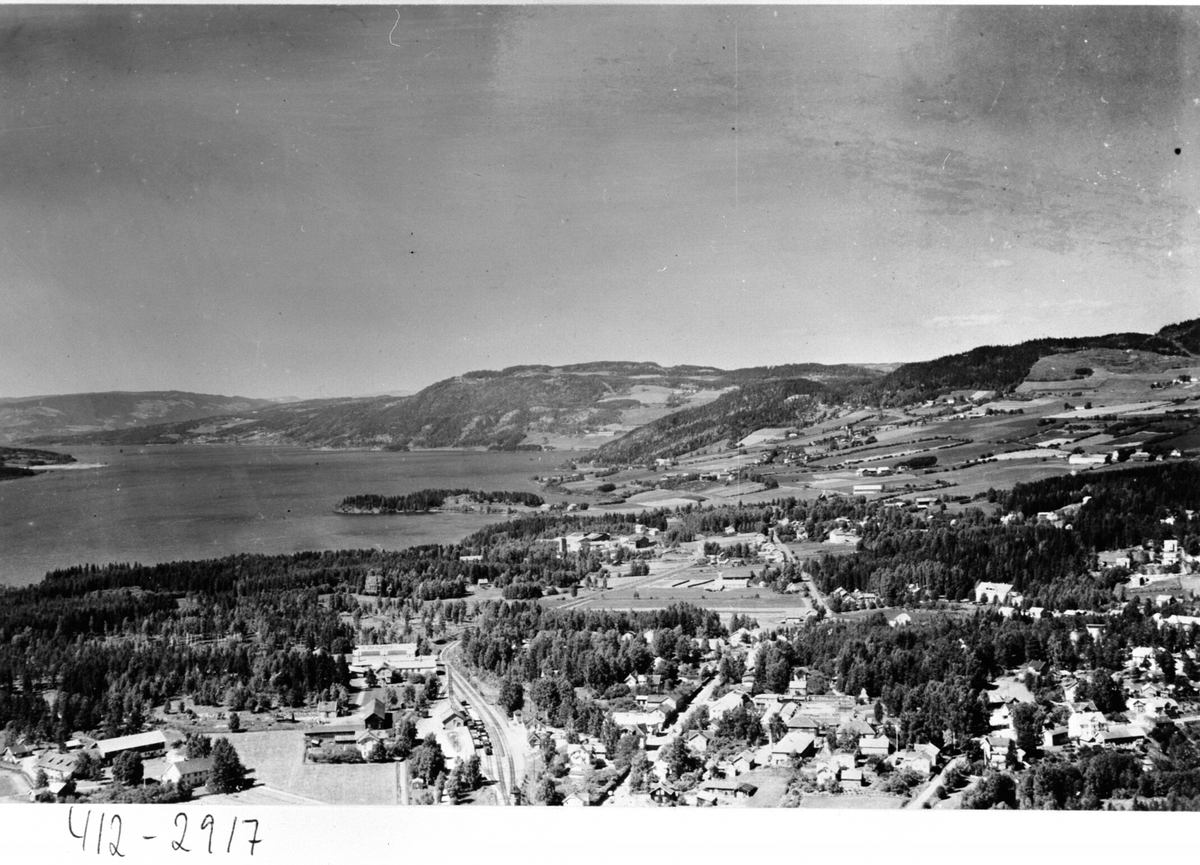 Anno Domkirkeodden, Flyfoto av Moelv sentrum med Ringsbygda og Brøttum i bakgrunn.