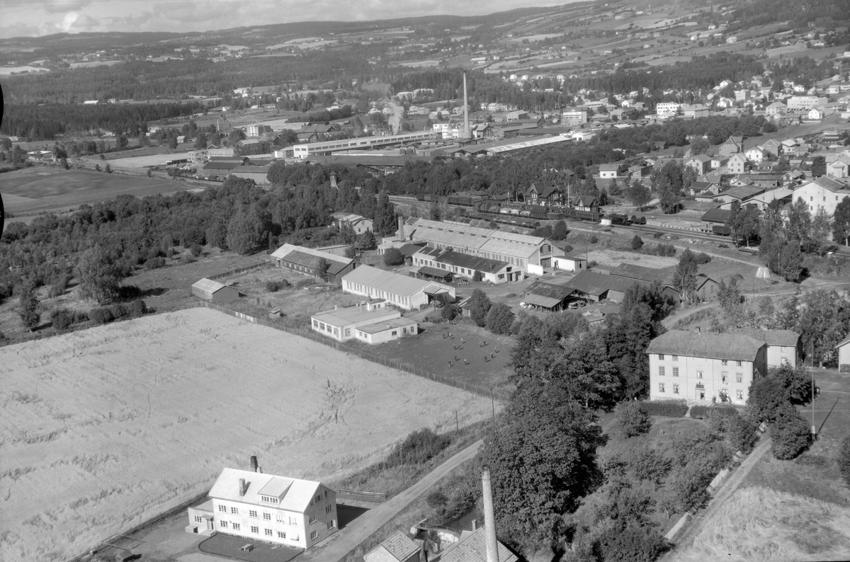 Anno Domkirkeodden, Flyfoto av Brumunddal stasjon, Globus Maskinfabrikk, Nerkvern gård, renseriet, Brumunddal.