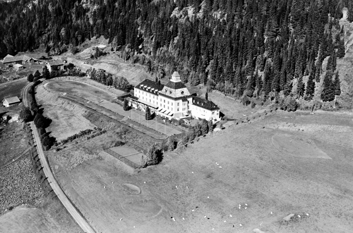 Anno Domkirkeodden, Flyfoto av Høsbjør turisthotell, Furnes, Ringsaker.