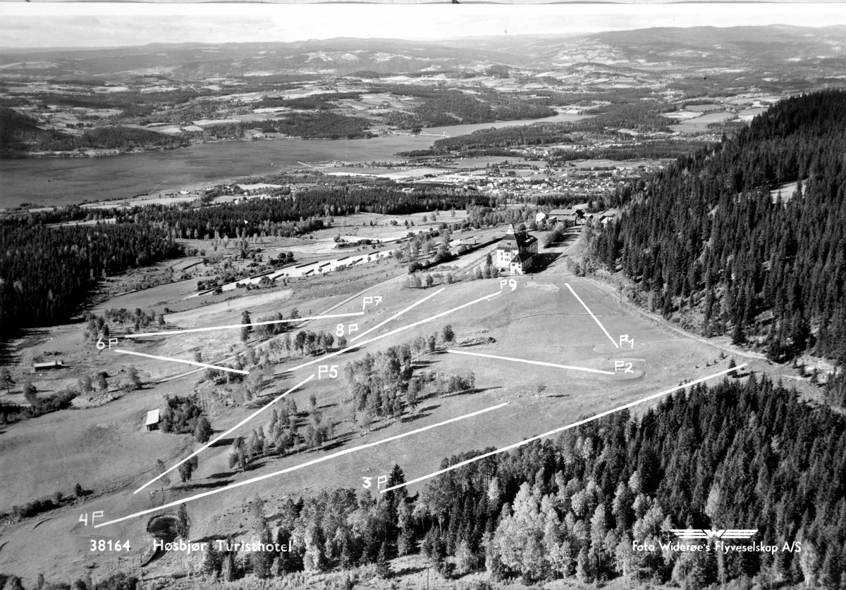 Anno Domkirkeodden, Flyfoto av Høsbjør turisthotell, Furnes, Ringsaker. Golfbane.