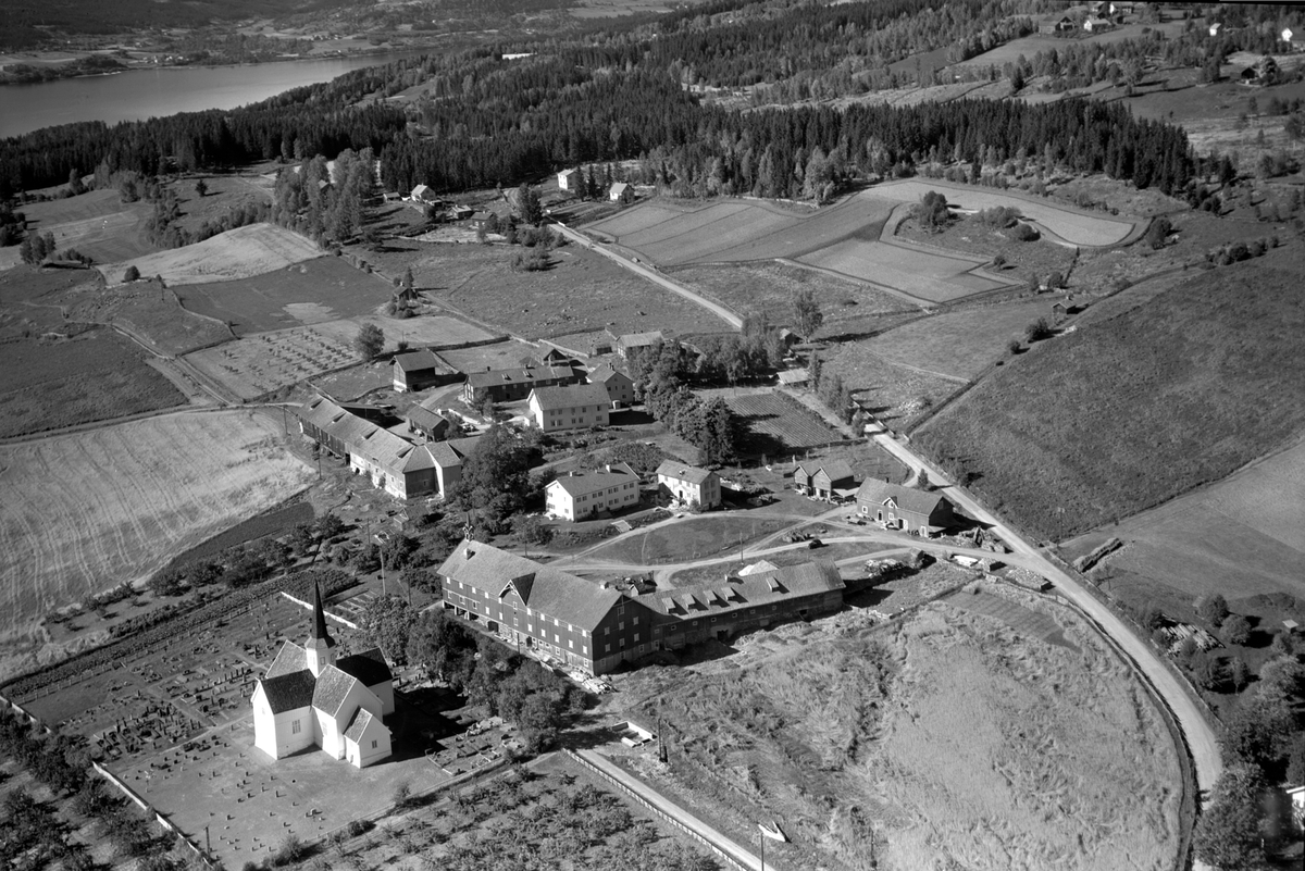 Anno Domkirkeodden, Flyfoto av Brøttum kirke, Ringsaker. Mæhlum søndre og nordre. Landskapet rundt.