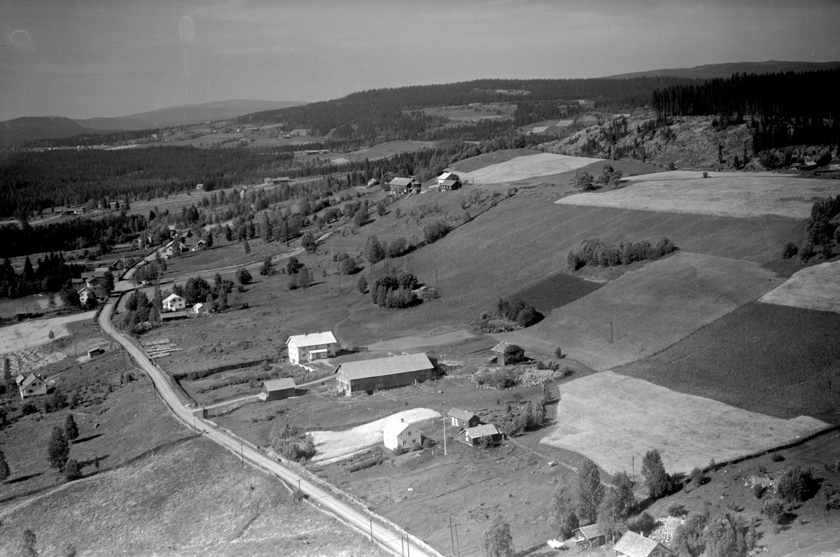 Anno Domkirkeodden, Flyfoto av Aasen øvre, Åsmarka, Ringsaker. For å skille fra hovedbølet Øveraasen, blir denne kalt "Dagfinnåsen", nå kalt Åsli Ridesenter