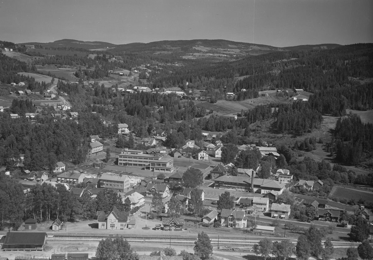 Anno Domkirkeodden, Flyfoto av Moelv sentrum, jernbanestasjon, Storgata.
