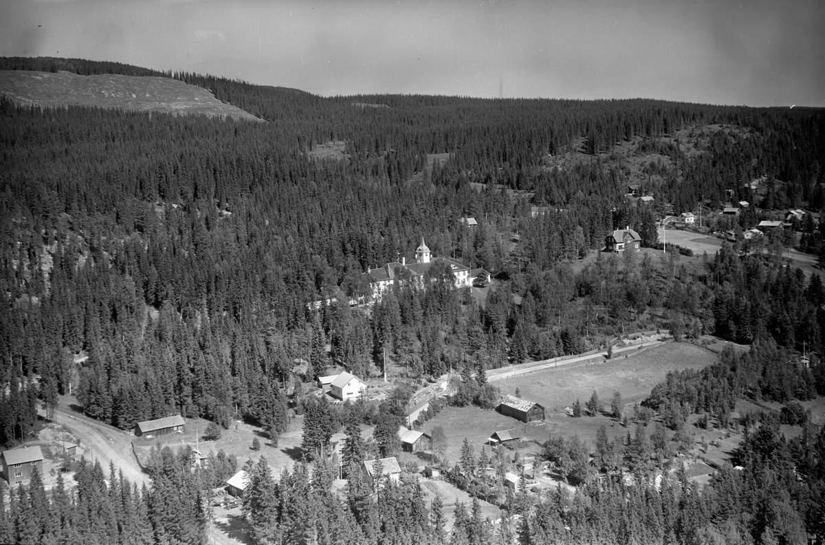 Anno Domkirkeodden, Flyfoto. Bebyggelse i Mesnalia. Mesnalien kurssted. Foto 24. 07. 1955.