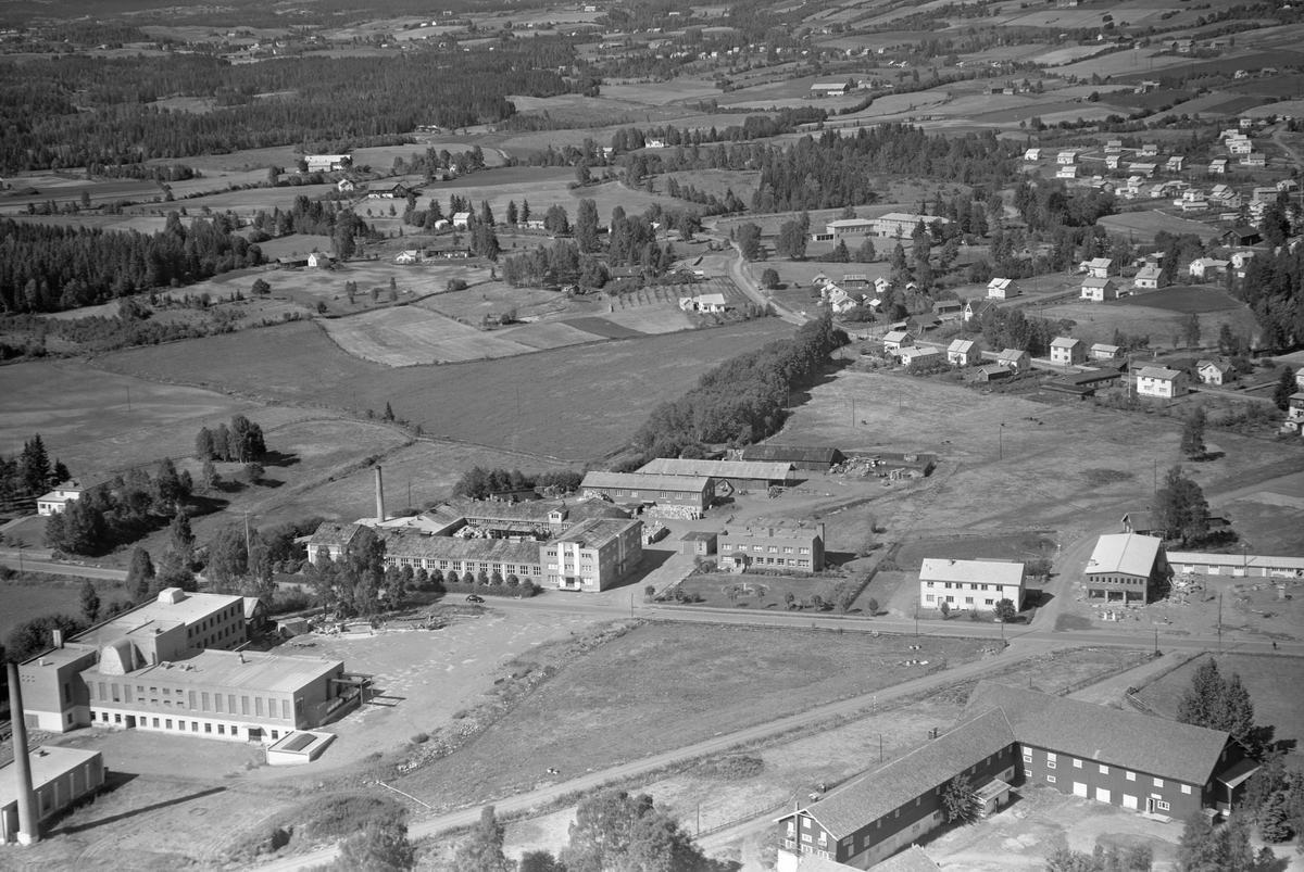 Anno Domkirkeodden, Flyfoto av Hedmark Tørrmelk, Nora fabrikker, Brumunddal. Breskerud, Rudsenga, Fagerlund.