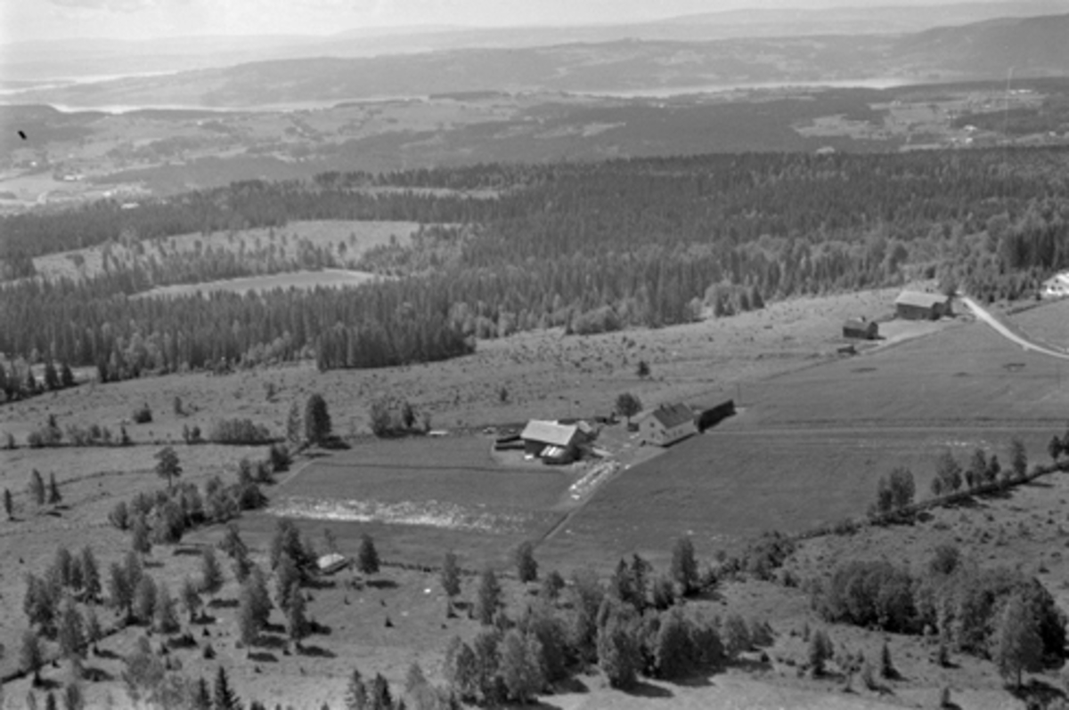 Anno Domkirkeodden, Flyfoto med Høiby i forgrunnen, så Slæperud øvre og bakerst ses Røysheim så vidt, Furnesåsen, Ringsaker.