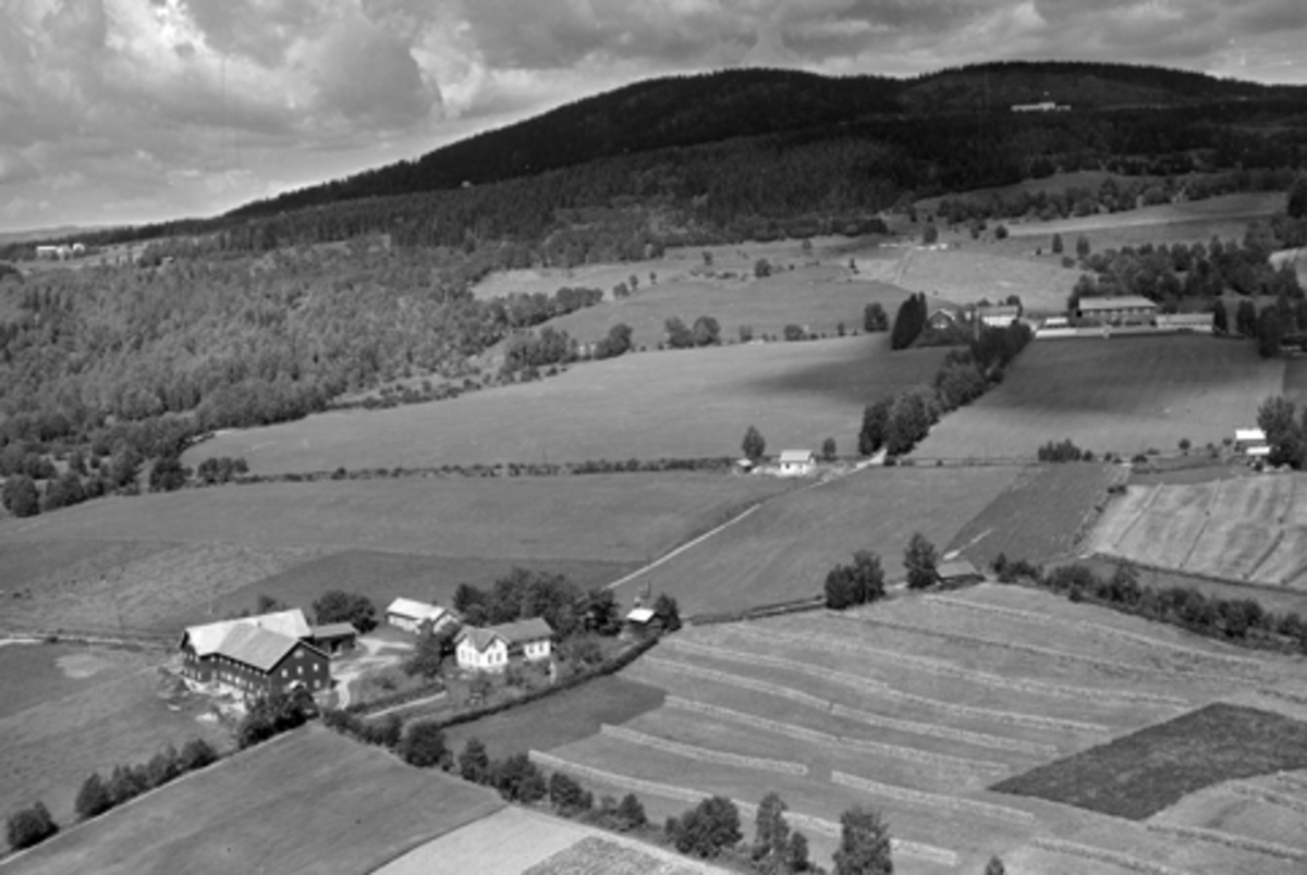 Anno Domkirkeodden, Flyfoto av Stokkset gard, Furnes, Ringsaker. Høsbjøråsen.