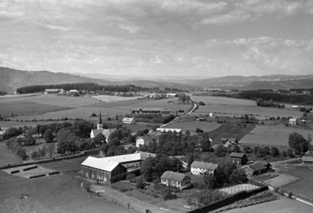 Anno Domkirkeodden, Flyfoto av Stor Deglum, Kirkenær skole, Furnes kirke og landskapet rundt.