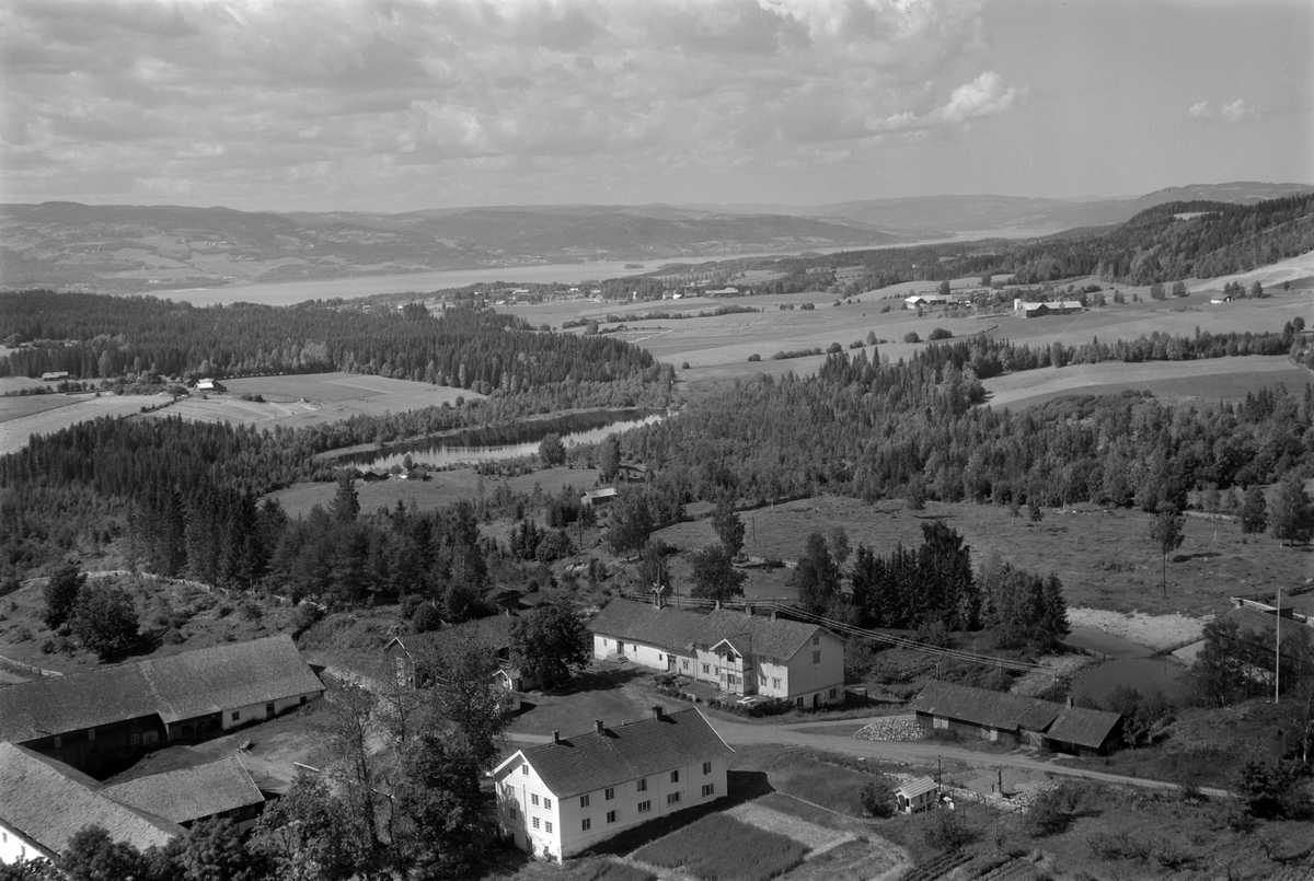 Widerøes Flyveselskap A/S, Flyfoto av Heramb gard, Gaupen, Ringsaker. Herambtjernet.