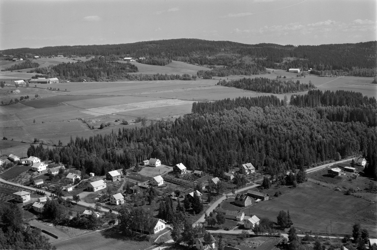 Widerøes Flyveselskap A/S, Flyfoto av bebyggelse i Jølstadkrysset, Gaupen, Ringsaker.