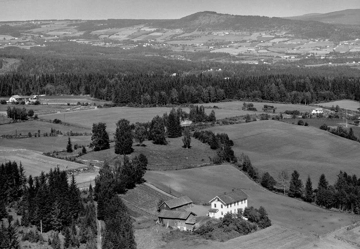 Widerøes Flyveselskap A/S, Flyfoto av Fredheim skole, Ringsaker.
