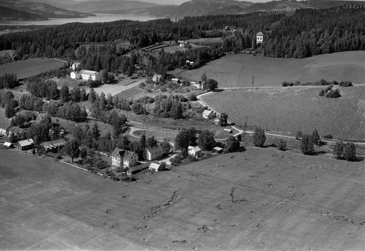 Widerøes Flyveselskap A/S, Flyfoto av Ringsaker stasjon, Ringsaker Folkehøyskole.
