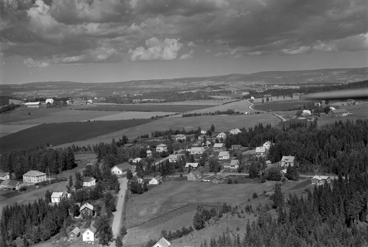 Widerøes Flyveselskap A/S, Flyfoto av Jølstad skole, bebyggelse ved Jølstadkrysset, Lundsdalen, Ringsaker.