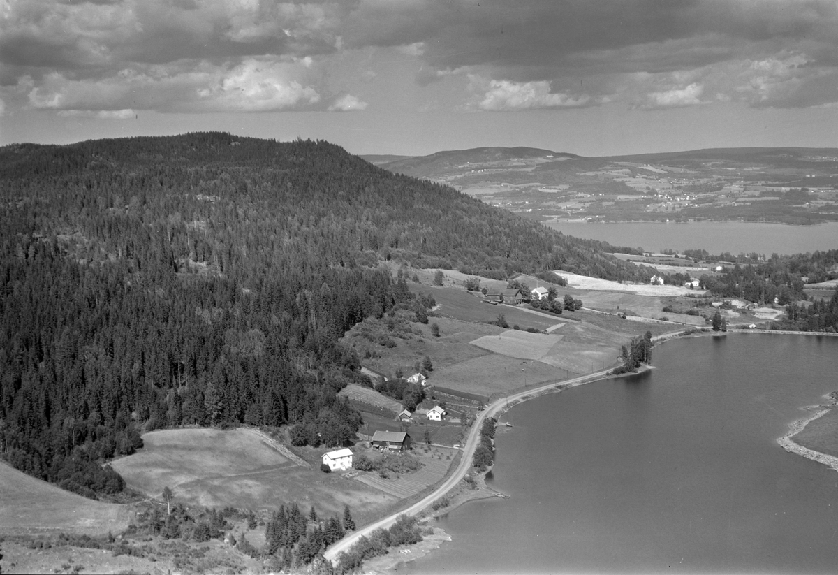 Widerøes Flyveselskap A/S, Flyfoto av Skredderstua ved Grøtlitjernet, Stavsjø, Hedmark. Mjøsa i bakgrunnen.