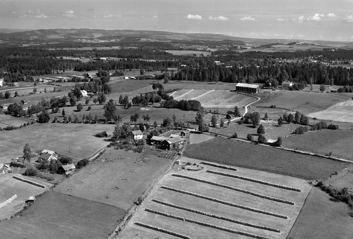 Widerøes Flyveselskap A/S, Flyfoto av Kjelsrud nedre og øvre med Ormsrud bak. Nes, Ringsaker.