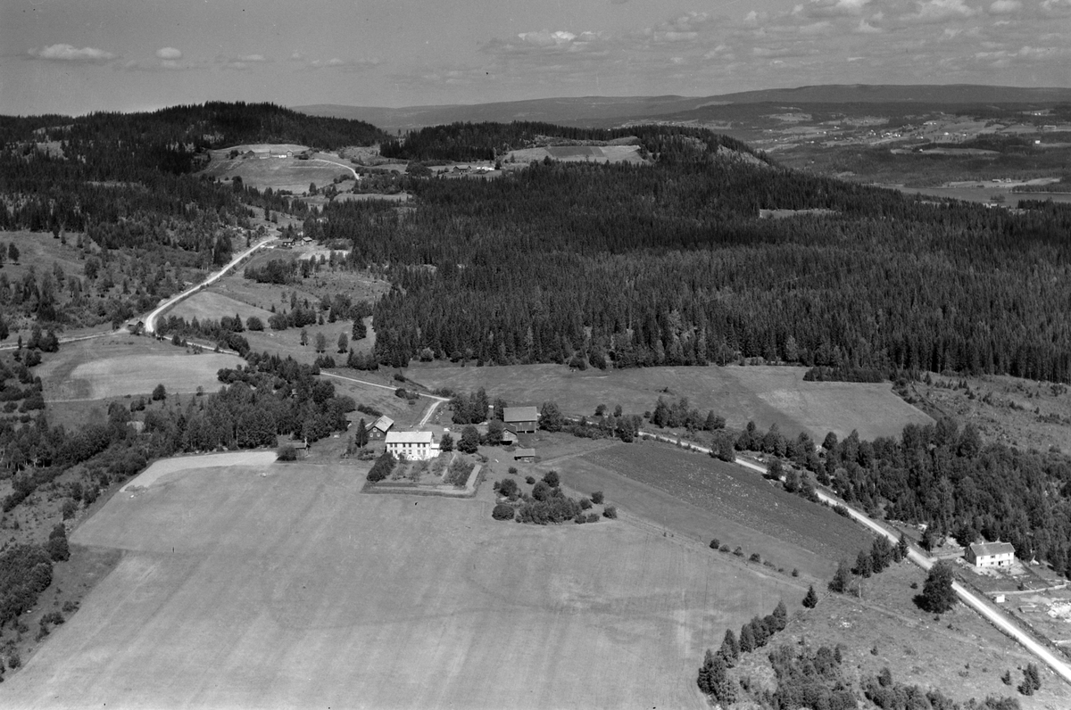 Widerøes Flyveselskap A/S, Flyfoto av Høgring gard, Ringsaker.