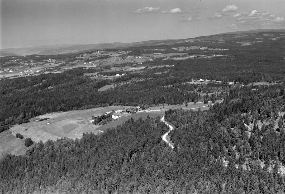 Widerøes Flyveselskap A/S, Flyfoto av Trettenga gard, Brøttum.