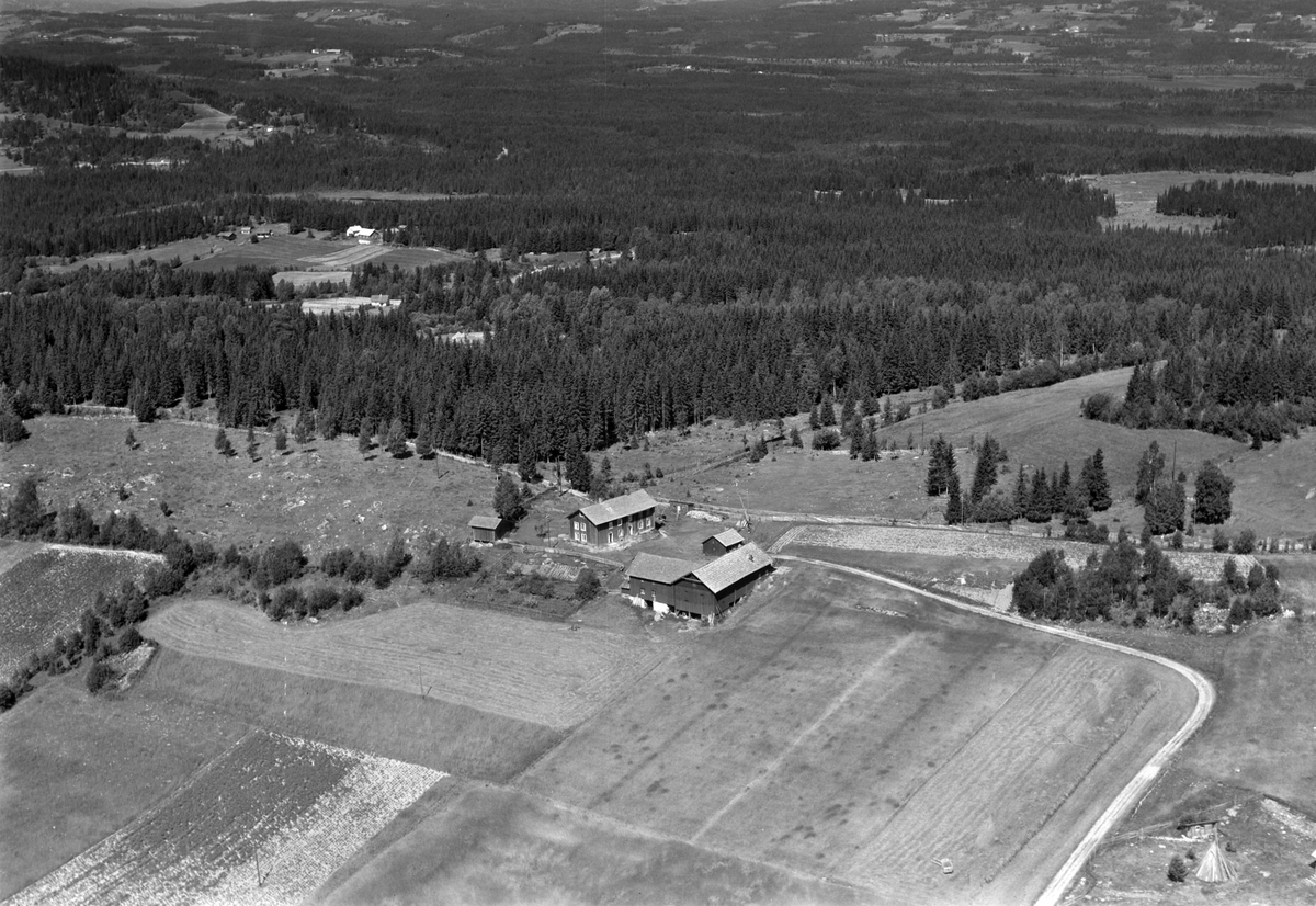 Widerøes Flyveselskap A/S, Flyfoto av Svendsveen (Syljuåsvegen 90), Brøttum, Ringsaker.