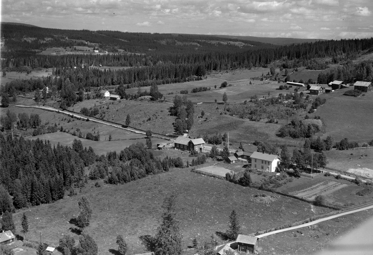 Widerøes Flyveselskap A/S, Flyfoto av Åsen skole, Åsheim forsamlingslokale, Åsmarka, Ringsaker.
