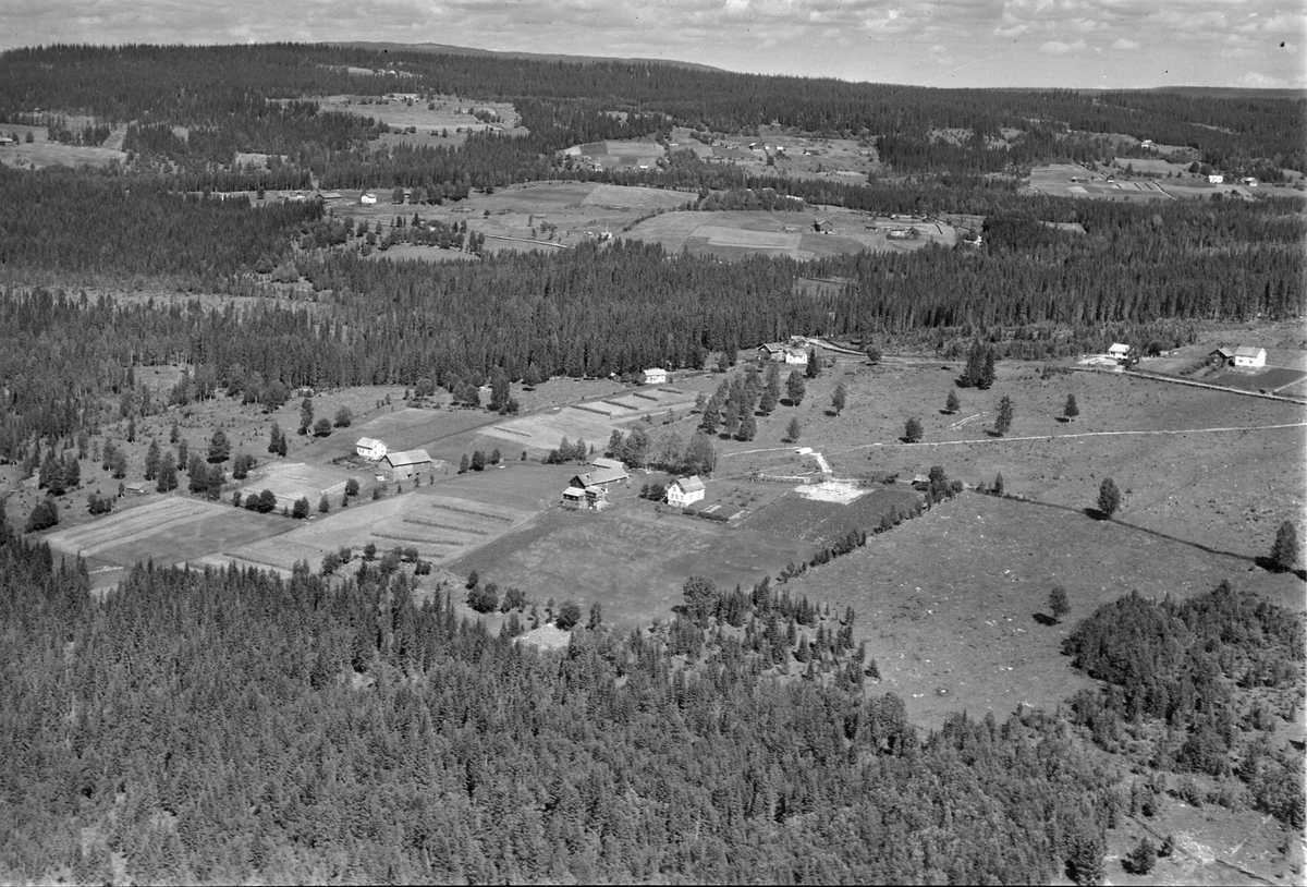 Widerøes Flyveselskap A/S, Flyfoto av Storsvea sentralt i bilde, til høyre ser vi Nyhus, Åsmarka, Ringsaker.
