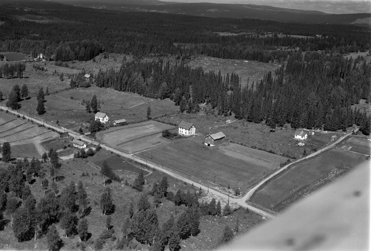 Widerøes Flyveselskap A/S, Flyfoto av bebyggelse ved Åsmarkavegen, Ringsaker.