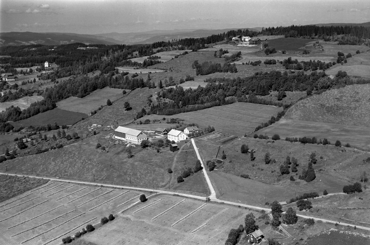 Widerøes Flyveselskap A/S, Flyfoto av Tokstad gard, Brøttum, Ringsaker.