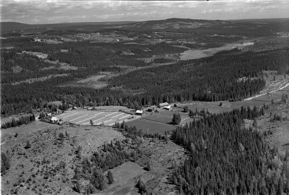 Widerøes Flyveselskap A/S, Flyfoto av ukejnt sted, Brøttum, Ringsaker.
