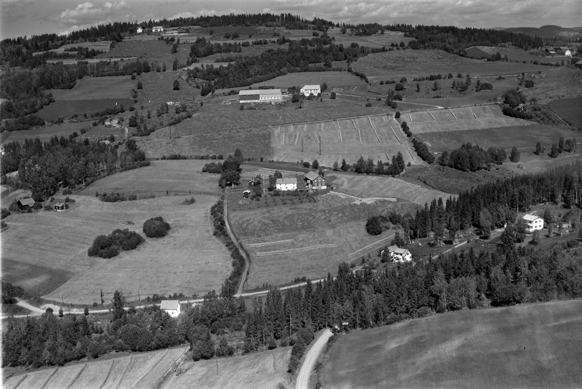 Widerøes Flyveselskap A/S, Flyfoto av Afset gard, Brøttum, Ringsaker.