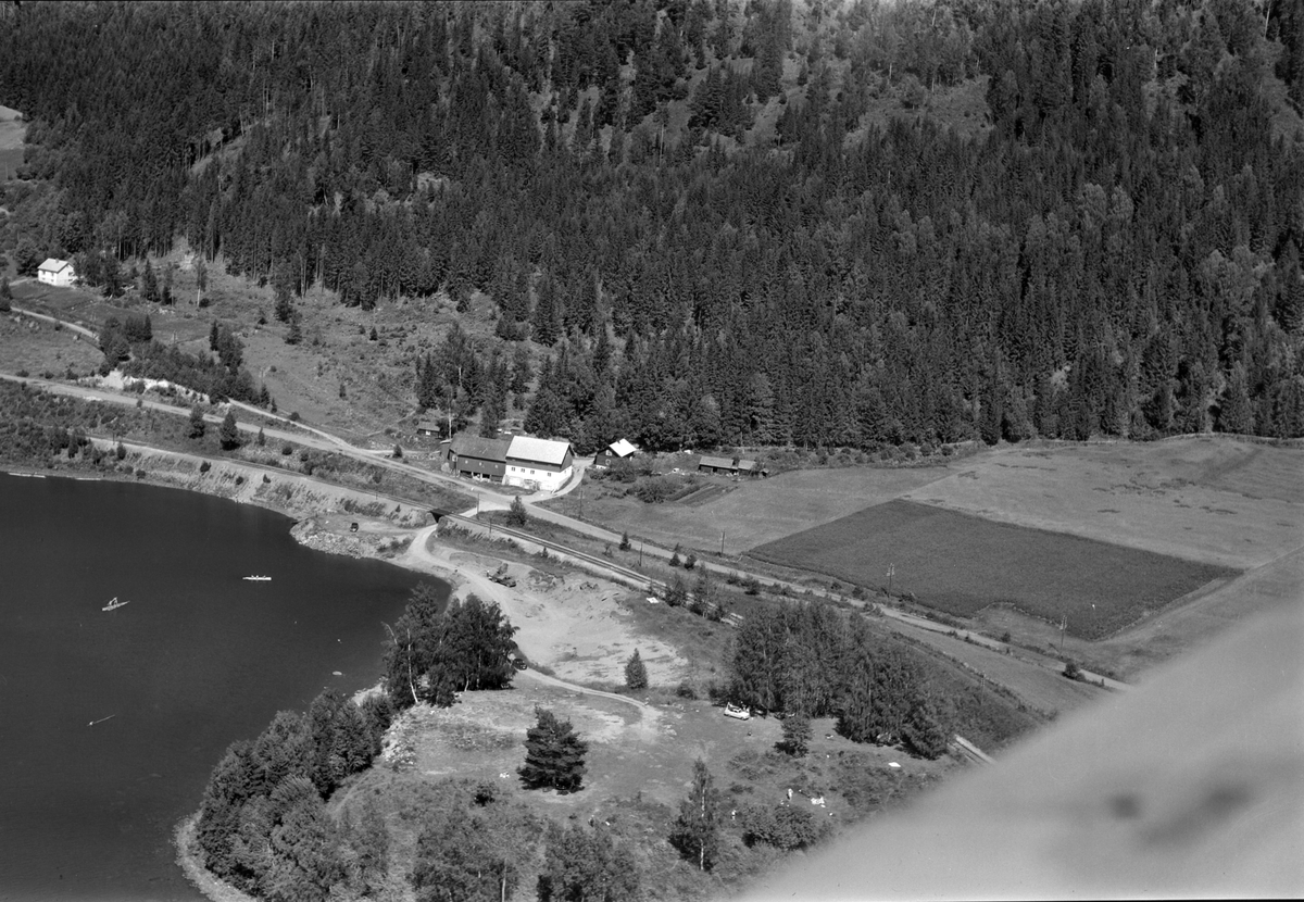 Widerøes Flyveselskap A/S, Flyfoto av Samuelstuen, Brøttum, Ringsaker. Er utbygd til campingplass.