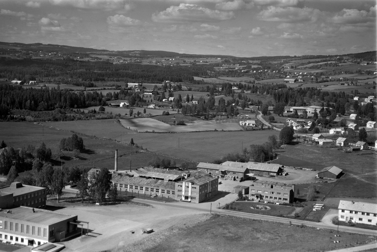 Widerøes Flyveselskap A/S, Flyfoto av Nora Fabrikker A/S, Brumunddal.