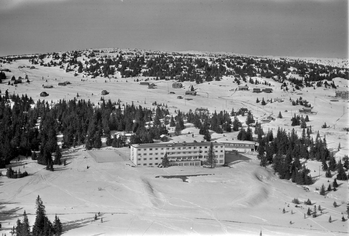 Widerøes Flyveselskap A/S, Flyfoto av bebyggelse i vinterlandskap på Sjusjøen, Ringsaker Almenning.
