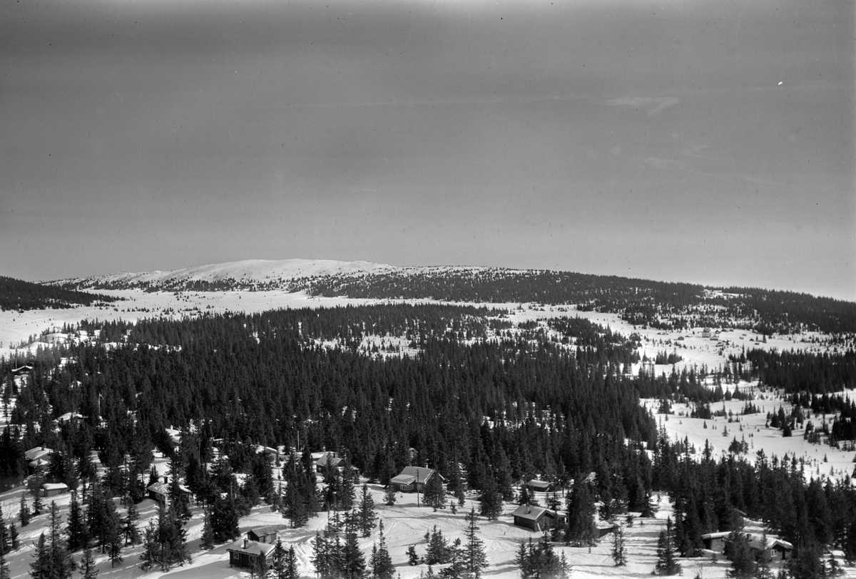 Widerøes Flyveselskap A/S, Flyfoto av bebyggelse i vinterlandskap på Sjusjøen, Ringsaker Almenning.