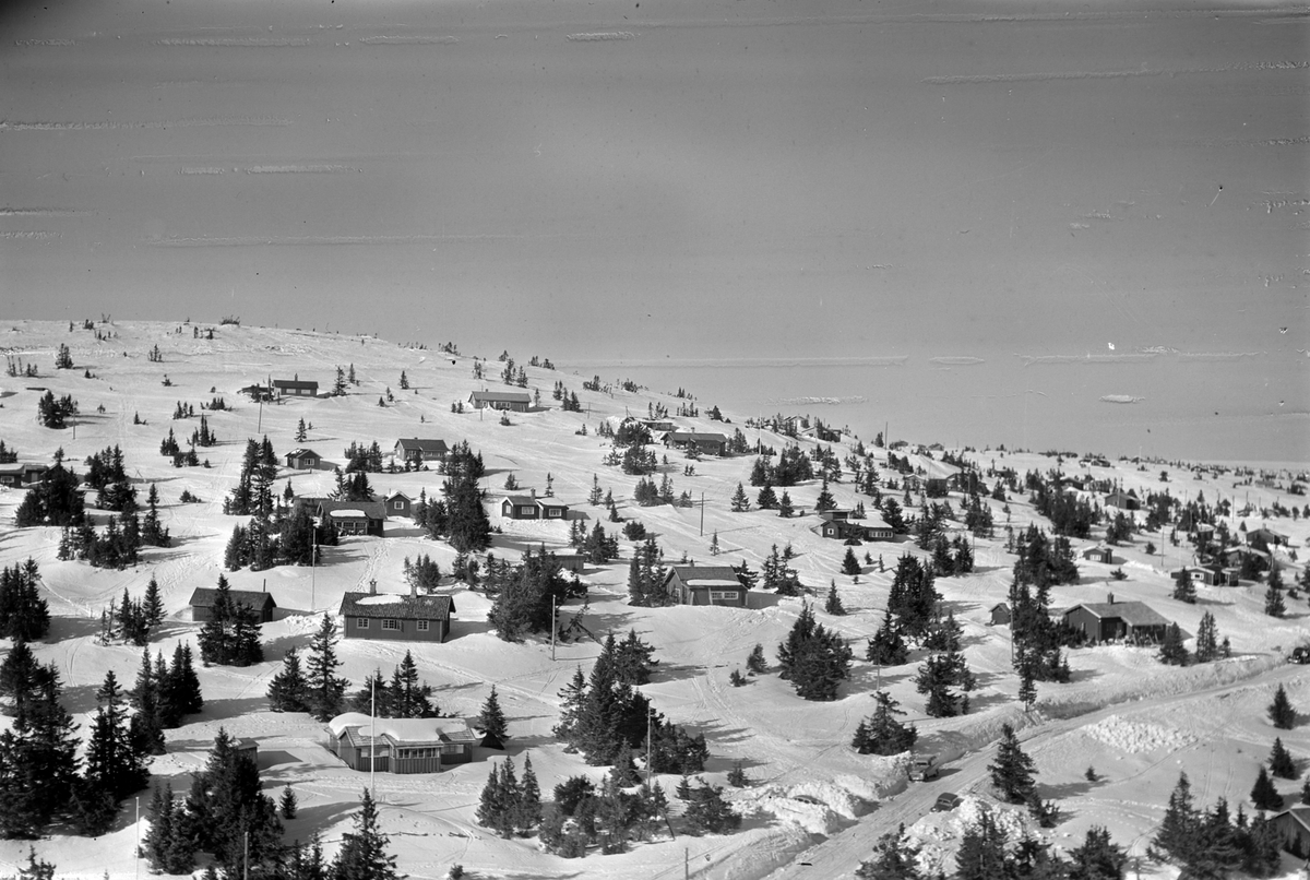 Widerøes Flyveselskap A/S, Flyfoto av bebyggelse i vinterlandskap på Sjusjøen, Ringsaker Almenning.