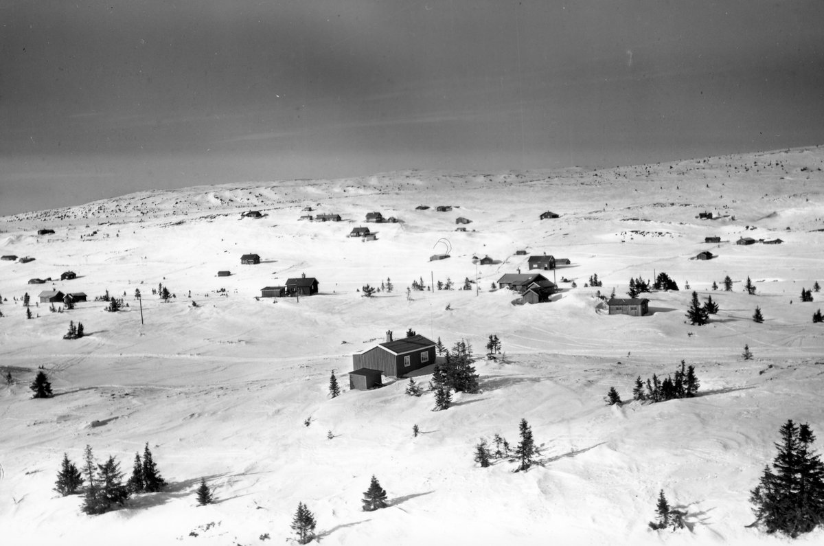 Widerøes Flyveselskap A/S, Flyfoto av bebyggelse i vinterlandskap på Sjusjøen, Ringsaker Almenning.