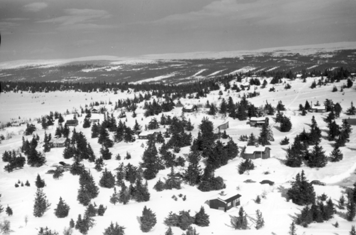Anno Domkirkeodden, Flyfoto av bebyggelse i vinterlandskap på Ljøsheim, Ringsaker Almenning.
