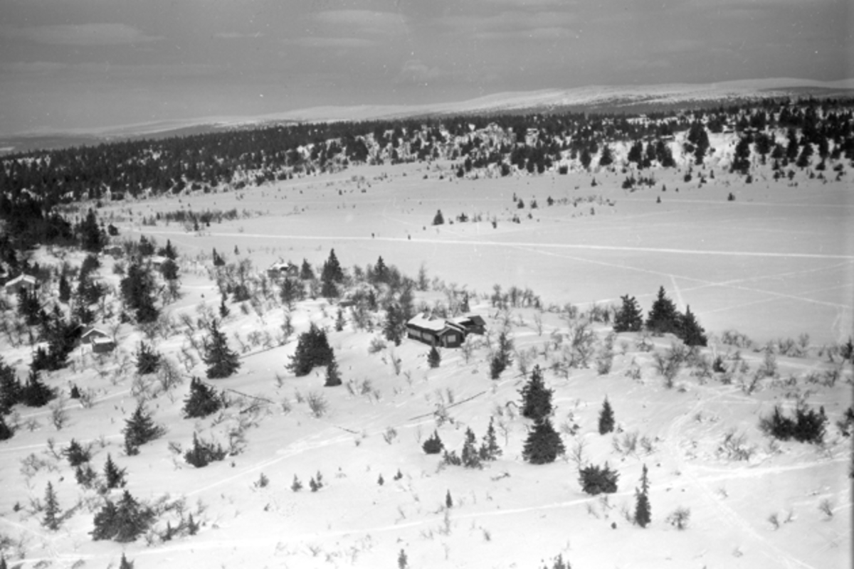 Widerøes Flyveselskap A/S, Flyfoto av bebyggelse i vinterlandskap på Ljøsheim, Ringsaker Almenning.