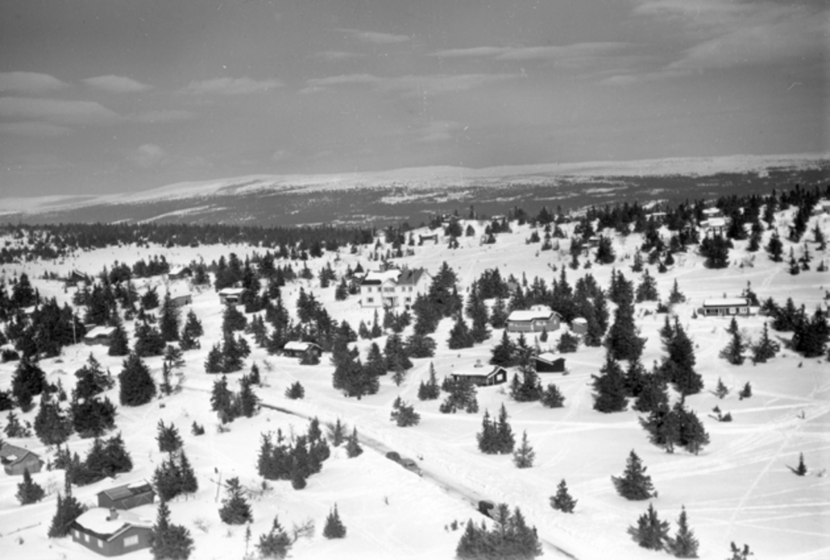 Widerøes Flyveselskap A/S, Flyfoto av bebyggelse i vinterlandskap på Ljøsheim, Ringsaker Almenning.