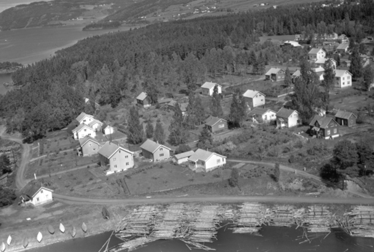 Widerøes Flyveselskap A/S, Flyfoto av Brennerivika med tømmerlense i forgrunn, Moelv, Ringsaker.