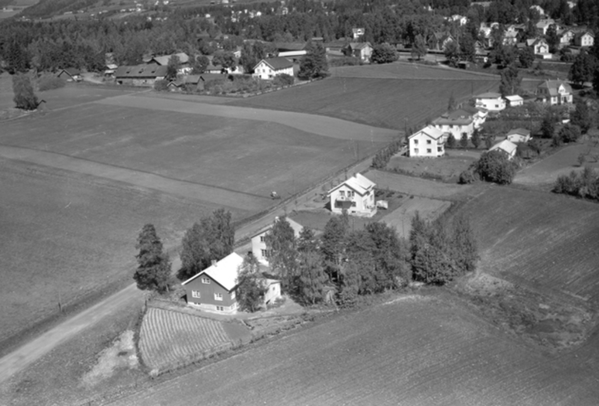 Widerøes Flyveselskap A/S, Flyfoto av bebyggelse ved Idrettsvegen, Mo gård, Moelv, Ringsaker.