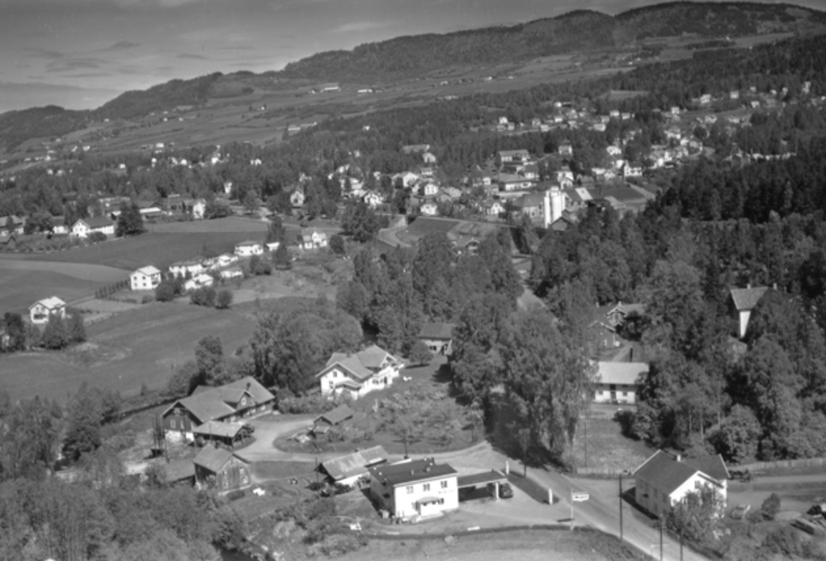 Widerøes Flyveselskap A/S, Flyfoto av Mobil bensinstasjon, Ingv. Dehli, Brovold mølle, Moelv, Ringsaker.