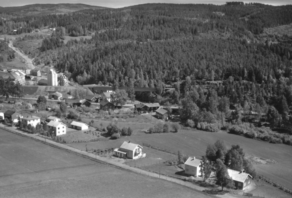 Widerøes Flyveselskap A/S, Flyfoto av bebyggelse ved Idrettsvegen, Moelv, Ringsaker.