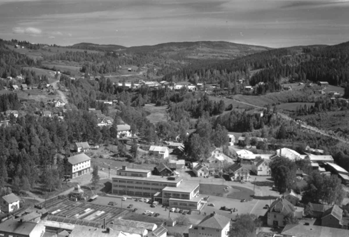 Widerøes Flyveselskap A/S, Flyfoto av Moelv sentrum, Herredshuset, Brannstasjon. Ringsaker.