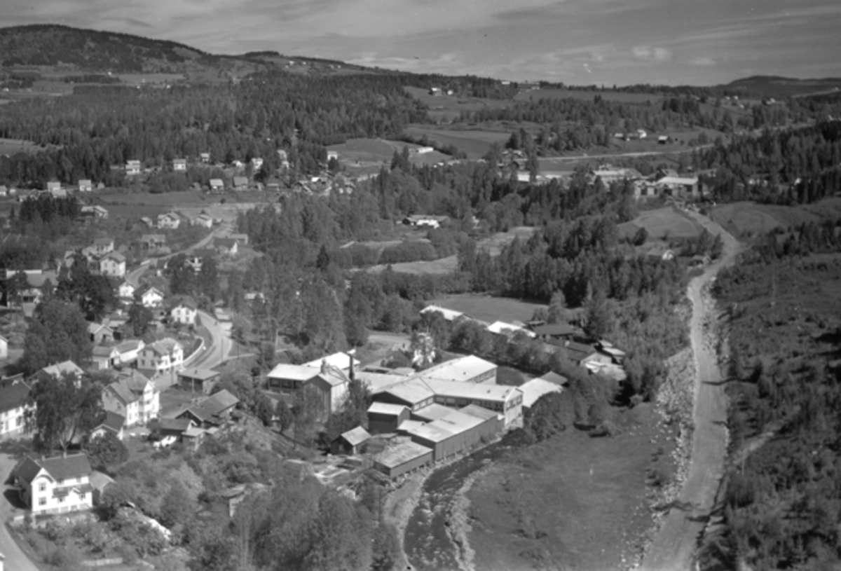 Widerøes Flyveselskap A/S, Flyfoto av Strømmen Bruk A/S, bebyggelse ved Åsmarkvegen, Moelv, Ringsaker.