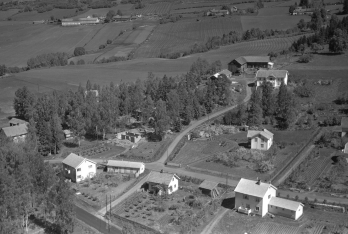 Widerøes Flyveselskap A/S, Flyfoto av bebyggelsen i Storgata, Moelv, Ringsaker. Nord for Kilde skole.