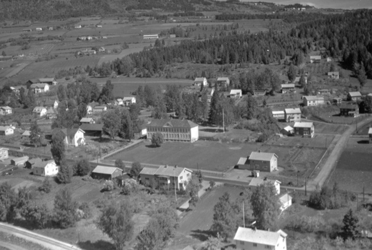 Widerøes Flyveselskap A/S, Flyfoto av Kilde skole, Moelv, Ringsaker og bebyggelsen rundt.
