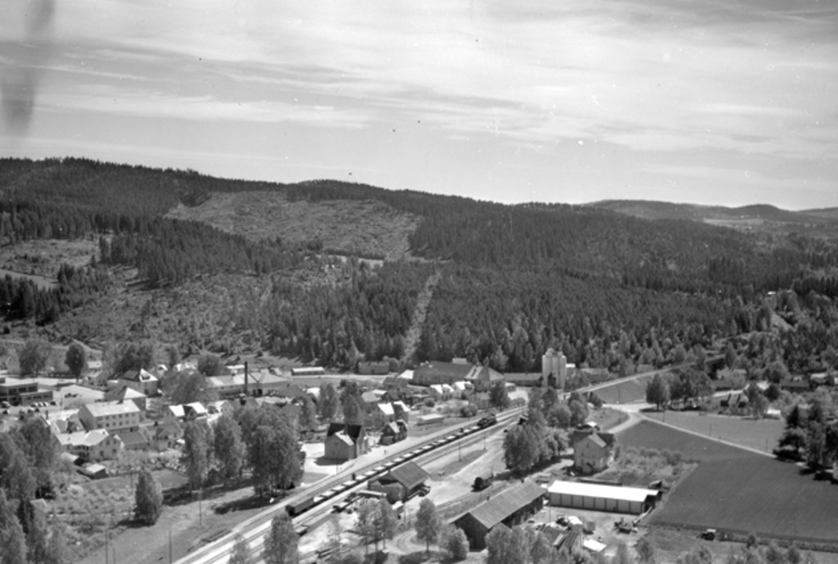 Widerøes Flyveselskap A/S, Flyfoto av Moelv stasjon, Ringsaker.