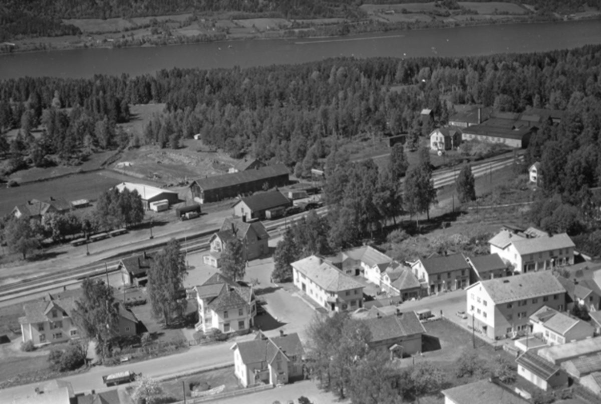 Widerøes Flyveselskap A/S, Flyfoto av Moelv stasjon, bebyggelse ved Storgata. Ringsaker.